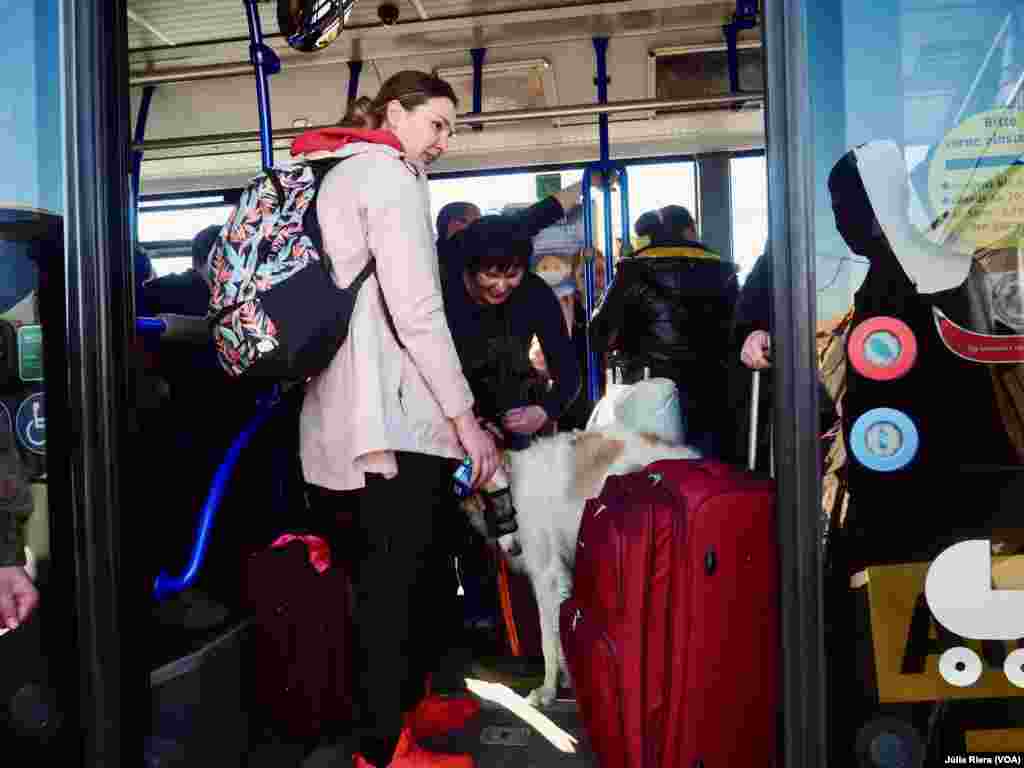 Refugiados ucranianos suben al autobús que les llevará a Przemysl, una localidad cercana a la frontera donde hay varios refugios temporales. 