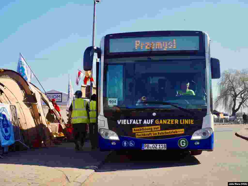 Cada día llegan varios autobuses hasta Medyka. Algunos de ellos llevan a los refugiados a refugios temporales, pero otros los trasladan directamente a ciudades europeas como Varsovia, Roma o Berlín. 