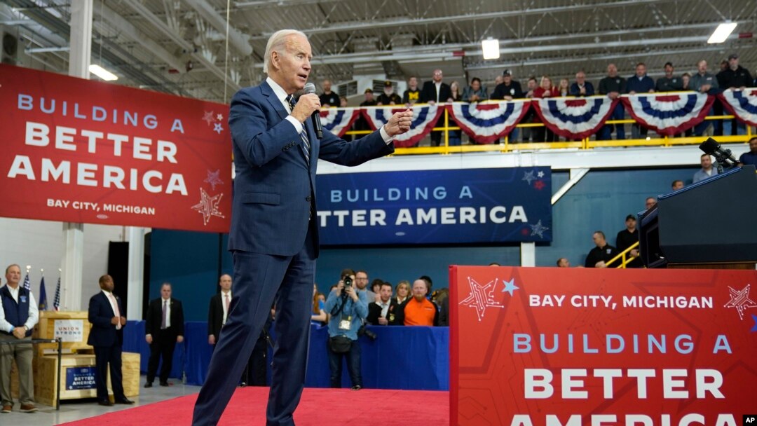ARCHIVO - El presidente Joe Biden habla sobre creación de empleos y la economía en SK Siltron CSS, una fábrica de chips de computadora en Bay City, Michigan, en noviembre de 2022.