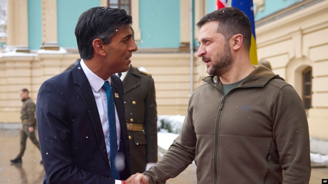 Rishi Sunak, primer ministro británico, se da la mano con el presidente ucraniano Volodymyr Zelenskyy durante una visita sorpresa a Kiev.