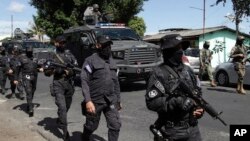 La policía llega a Soyapango, El Salvador, el 3 de diciembre de 2022. El gobierno de El Salvador envió 10.000 soldados y policías para sellar Soyapango en las afueras de la capital del país en busca de pandilleros.