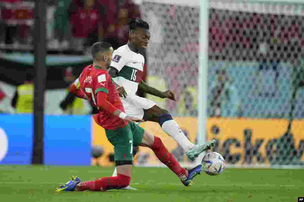 Hakim Ziyech de Marrocos e Rafael Leão de Portugal disputam a bola no jogo dos quartos-de-final. Marrocos derrotou Portugal e passou às meias-de-final. Al Thumama Stadium, Doha, Qatar. Dez. 10, 2022.