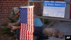 ARCHIVO -- Un letrero afuera de un centro de votación en Los Ángeles, California, proporciona información sobre la votación en chino, hindi, japonés, camboyano/jemer, coreano, español, tagalo, tailandés y vietnamita.