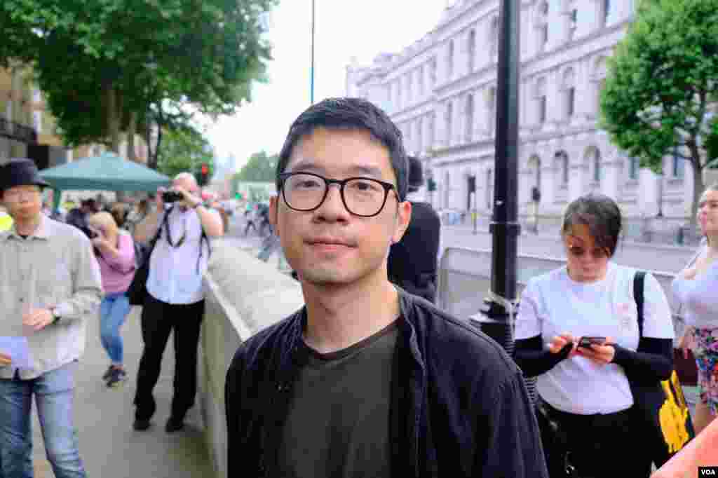 2022年6月4日在倫敦大批支持烏克蘭與香港的示威者在唐寧街10號首相府外舉行的六四事件紀念集會上,前香港立法會議員羅冠聰參加集會。(美國之音/鄭樂捷)