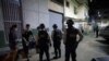 ARCHIVO - Agentes de la policía participan en una redada en Caracas en mayo de 2021.