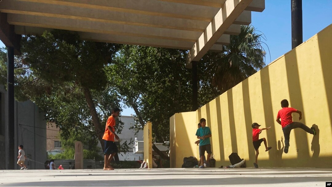 Migran jwe nan yon pak kote yo domi nan Ciudad Acuna, Meksik, 30 Me, 2022. 
