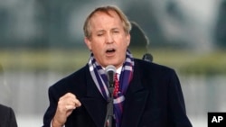 ARCHIVO - El fiscal general de Texas, Ken Paxton, habla en un mitin en Washington, el 6 de enero de 2021.