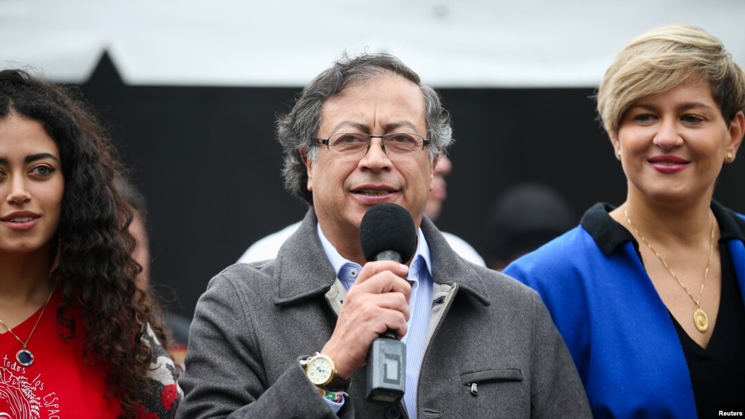 El presidente electo, Gustavo Petro, habla después de emitir su voto como candidato, en un colegio electoral, junto a su esposa Verónica Alcocer y su hija durante la segunda vuelta de las elecciones presidenciales en Bogotá, Colombia, el 19 de junio de 2022.