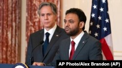 AQSh Davlat kotibi Entoni Blinken va Xalqaro diniy erkinlik bo'yicha elchi Rashad Husayn, Davlat departamenti, Vashington, 2-iyun, 2022 