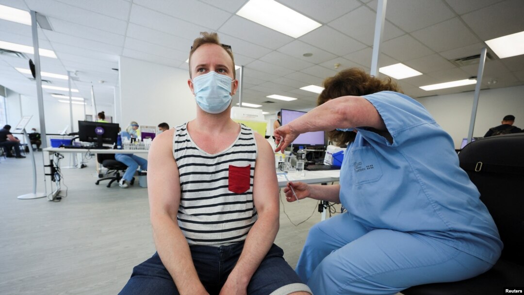 Un hombre recibe una vacuna contra la viruela del mono en una clínica de Montreal, Canadá, el 6 de junio de 2022. Foto Reuters.