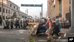La capital del Perú fue testigo de una ola de violencia durante el martes 5 de abril tras la orden de inmovilización social obligatoria anunciada por el presidente Pedro Castillo. 
