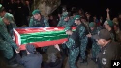 在冲突中被打死的一位阿塞拜疆军人的葬礼上，士兵们抬着他的棺木（2022年9月13号）。