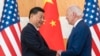 资料照片：2022年11月14日，美国总统拜登和中国国家主席习近平在印度尼西亚巴厘岛举行的G20峰会期间举行会议前握手。（美联社照片）
