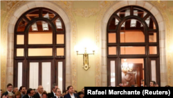 El presidente catalán, Carles Puigdemont, es aplaudido durante una ceremonia dentro del Parlamento regional tras a declaración de independencia de España, en Barcelona.