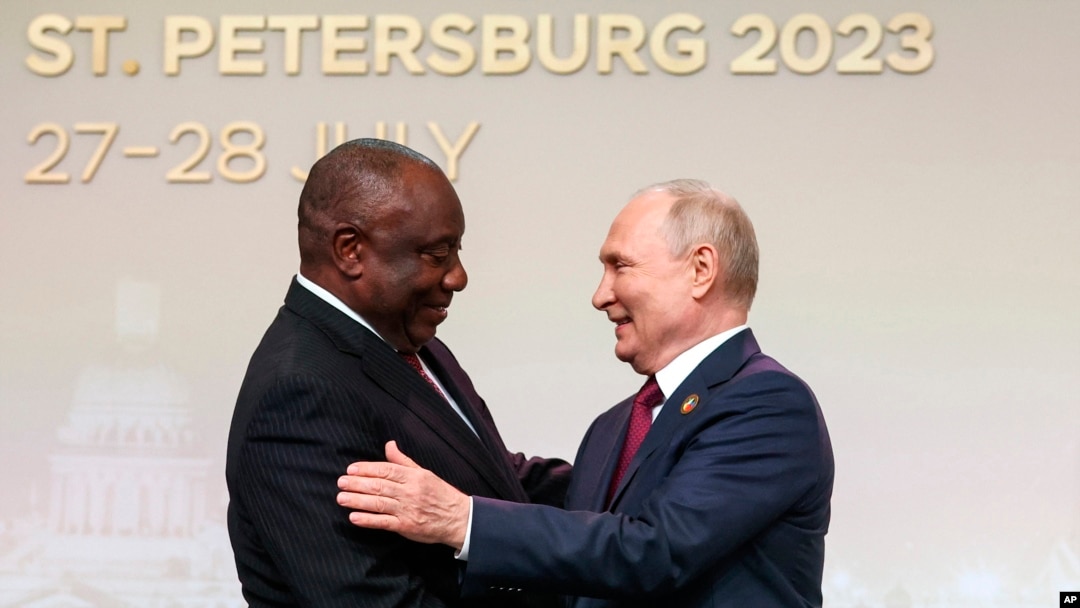 ARCHIVO - El presidente sudafricano Cyril Ramaphosa, a la izquierda, y el mandatario ruso Vladímir Putin se saludan antes de una ceremonia oficial para recibir a los jefes de las delegaciones para la Cumbre Rusia-Africa, el jueves 27 de julio de 2023, en San Petersburgo, Rusia. 