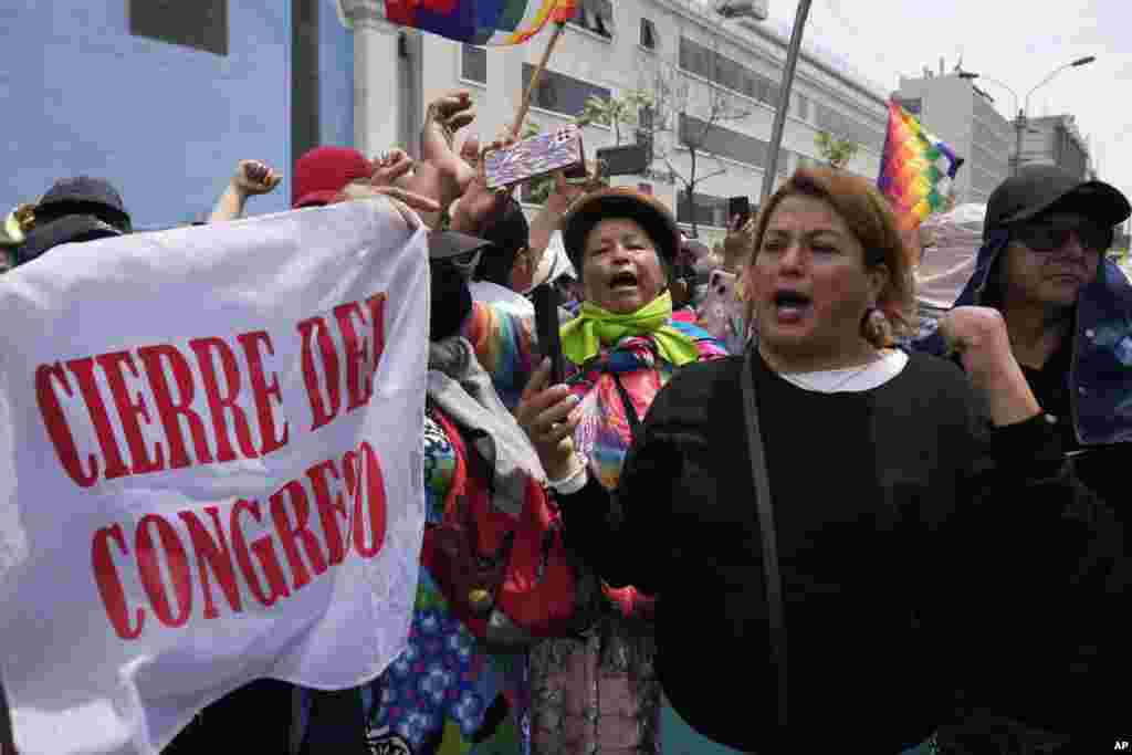 Seguidores del presidente peruano Pedro Castillo protestan portando una bandera que dice "cierre del Congreso" el día en que estaba prevista una sesión para destituir al presidente, cerca del Congreso en Lima, Perú, el miércoles 7 de diciembre. (AP Foto/Martín Mejía)