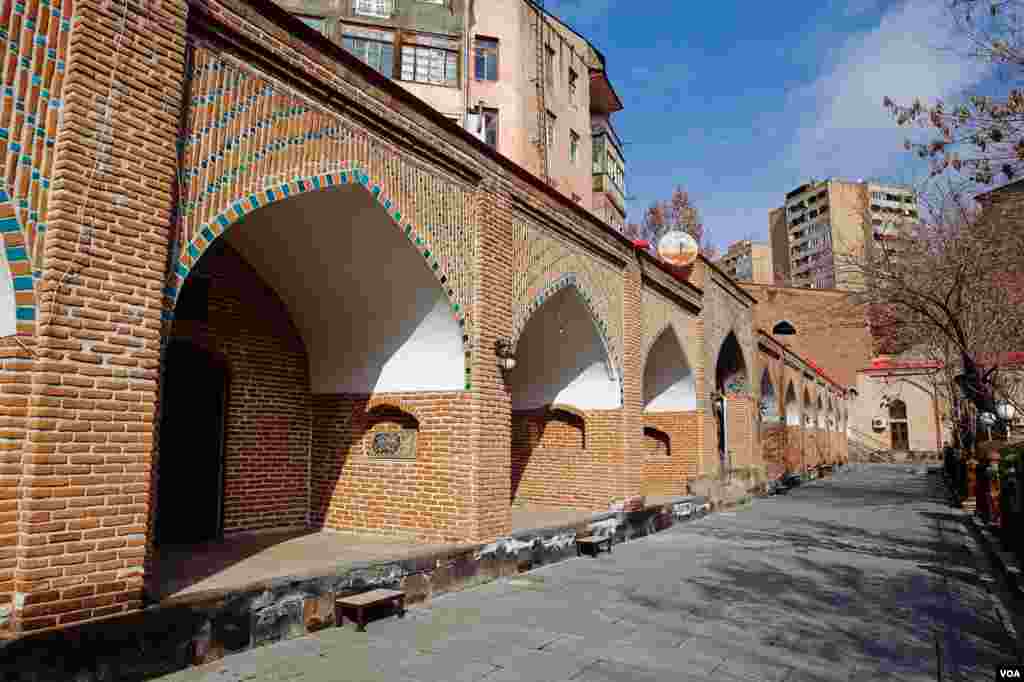 Ko'k Machit madrasasida fors tili o'qitiladi. Yerevan, Armaniston