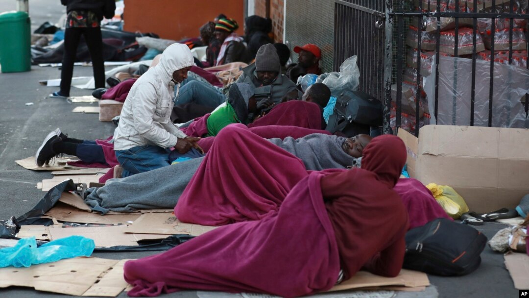 FILE: Zinengi iziphepheli ezivela emazweni atshiyeneyo ezihlala kwele South Africa. (AP Photo/Nardus Engelbrecht)