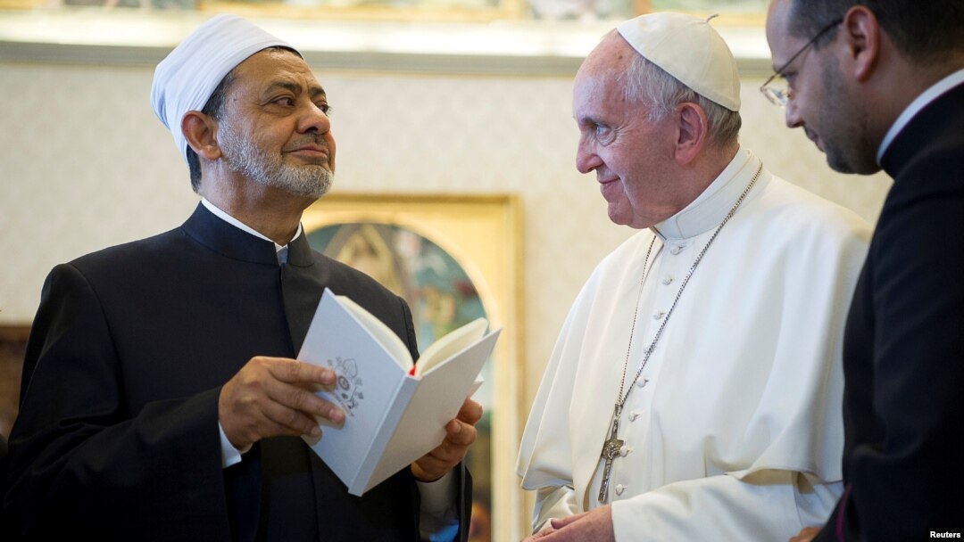 Pope Francis akibadilishana zawadi na Sheikh Ahmed Mohamed el-Tayeb, kushoto, Imam wa chuo kikuu cha al-Azhar huko Vatican, Mei 23, 2016.