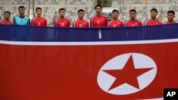 지난 2014년 9월 인천 아시안게임 남자축구 F조 1차전 경기에 출전한 북한 선수단이 인공기 앞에 서 있다. (자료사진) 