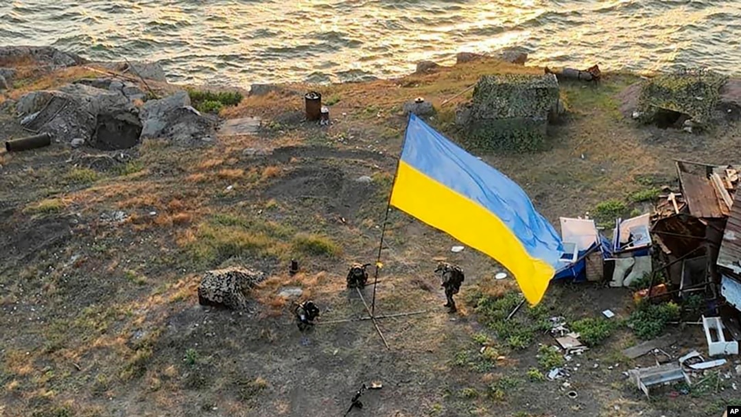 En esta foto proporcionada por la Oficina de Prensa del Ministerio de Defensa de Ucrania el 7 de julio de 2022, los soldados ucranianos instalan la bandera nacional en la isla Snake, en el Mar Negro. El puesto de avanzada había estado bajo el control de las tropas rusas.