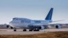 Un Boeing 747 de propiedad venezolana después de aterrizar en el aeropuerto Ambrosio Taravella en Córdoba, Argentina, el lunes 6 de junio de 2022.(Foto AP/Sebastián Borsero)