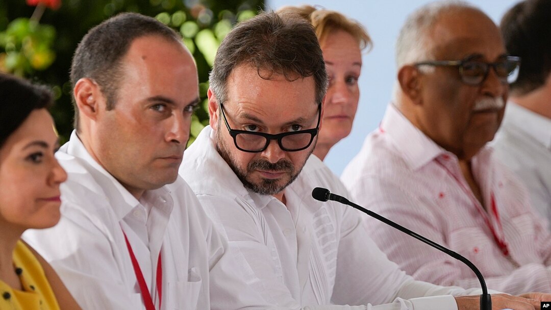 ARCHIVO - El enviado especial de la ONU para Colombia, Carlos Ruiz Massieu, en el centro, en el inicio del cuarto ciclo de diálogos de paz entre el gobierno de Colombia y la guerrilla del ELN, en el Centro Cultura Aquiles Nazoa en Caracas, Venezuela, el 14 de agosto de 2023. 