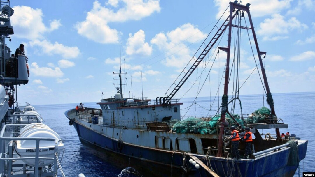 資料照片：一艘中國漁船在印度尼西亞海域接受印尼海軍船隻的檢查（2016年6月17日）