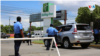 Agentes policiales retienen y fotgrafían al periodista y opositor Miguel Mora al salir de un evento en un hotel en Managua. [Foto: Miguel Bravo, VOA]