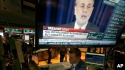Ben Bernanke, presidente de la Reserva Federal de EE.UU., anunció que empezarán a reducir la compra de bonos por 10 mil millones de dólares mensuales a partir de enero.