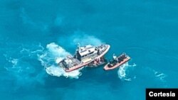 Una embarcación de balseros cubanos es interceptada por el Servicio de Guardacostas de EE. UU., en julio de 2021. [Foto: cortesía de la USCG].