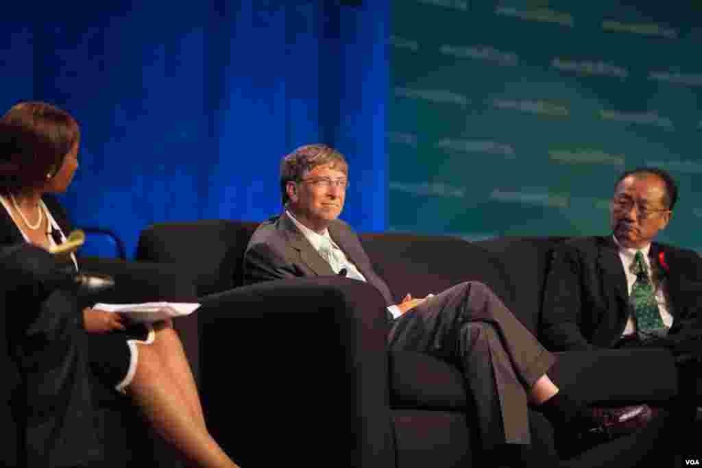 SPID ga qarshi XIX-xalqaro konferensiyada "Maykrosoft" asoschisi Bill Geyts va Jahon Banki prezidenti Jim Yong Kim ham qatnashmoqda, 23-iyul, 2012-yil. (Alison Klein/VOA)