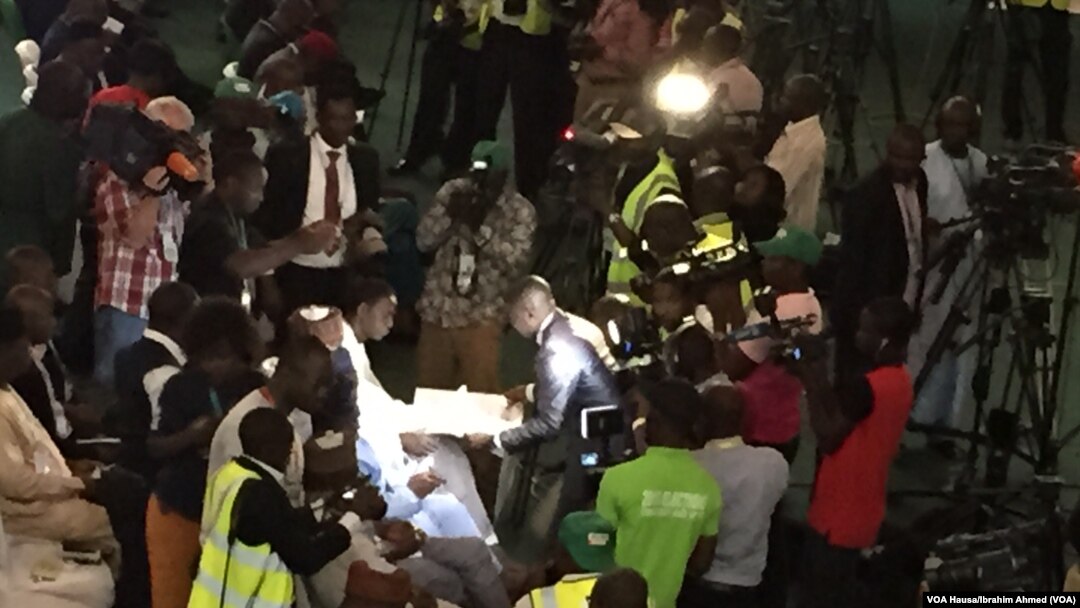 Wakilin jam'iyyar PDP, Mr. Orubebe, ya hana ci gaba da aikin tattara sakamakon zaben shugaban kasa a Abuja na kusan Rabin awa suna zargin Jega cewa yana goyon bayan APC.