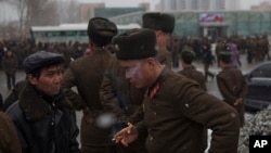 지난해 2월 평양의 북한 군 병사가 담배를 피고 있다.