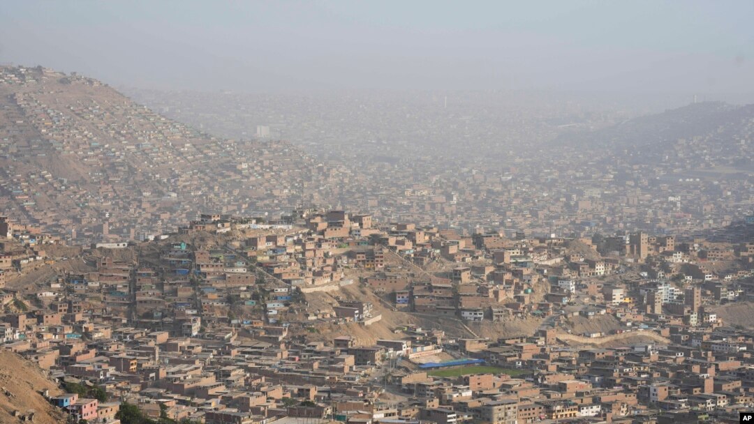 ARCHIVO - Casas ubicadas en la ladera del barrio de Pamplona Alta en Lima, Perú, 8 de marzo de 2024.