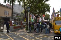 3月18日立法院外抗议“服贸”的社团在集结 （美国之音申华拍摄）