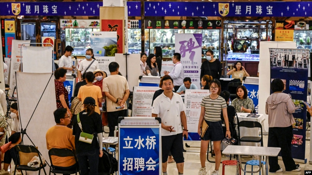 Foto del 19 de agosto de 2023 muestra a los asistentes a una feria de empleos en Beijing.