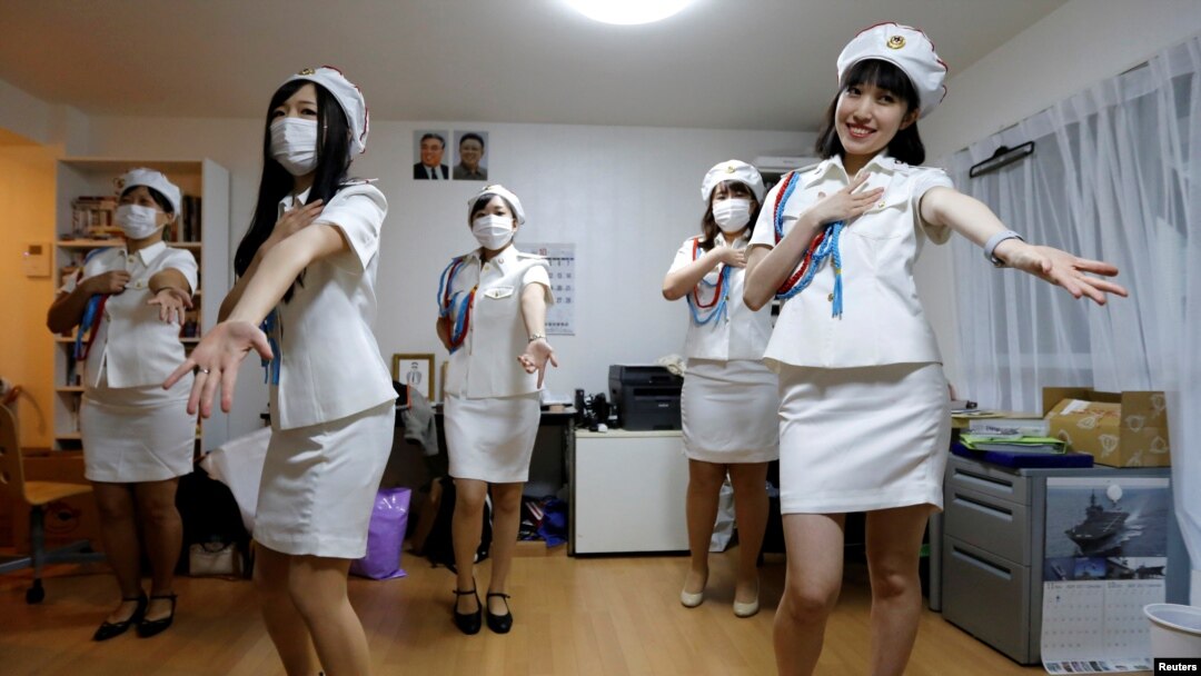 Chunhun (derecha), la líder del club japonés de fans de Corea del Norte llamado sengun-joshi, o chicas militares, y otros miembros practican un baile de la Banda Moranbong en Tokio, Japón, 29 de octubre de 2017. Fotografía tomada el 29 de octubre de 2017. REUTERS / Imágenes de Toru Hanai TPX del día - RC126AC31990