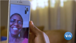 La abuela ayuda y da consejos a su hija por medio de videollamadas. [Foto de video original de Voice of America].