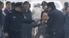 2011年10月20日中国警察从北京一家法院附近拖走一名女性上访者。当时被拘押的人权活动人士王荔蕻正在这家法院出庭受审