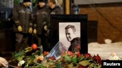 Цветы на могиле Алексея Навального. Москва, Борисовское кладбище. Весна 2024 г. 