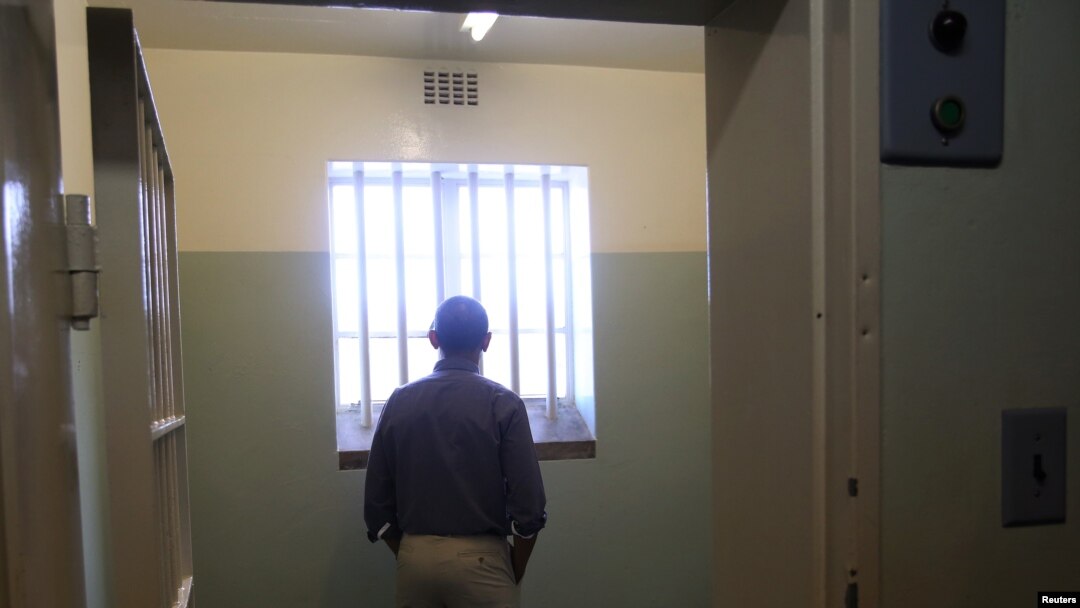 El presidente Barack Obama llegó hasta la celda en donde estuvo detenido Nelson Mandela en la Isla de Robben. frente a Ciudad del Cabo. 