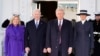 El presidente electo Donald Trump y Melania Trump son recibidos por el presidente Joe Biden y la primera dama Jill Biden a su llegada a la Casa Blanca, el lunes 20 de enero de 2025, en Washington. (Foto AP/Alex Brandon)