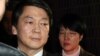  23일 후보직 사퇴를 발표한뒤 캠프를 떠나며 승합차에 오르는 안철수 무소속 대선후보(왼쪽)와 눈시울을 붉힌채 뒤따르는 박선숙 선대본부장.