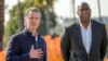 El gobernador de California, Gavin Newsom, izq, anunció la nueva iniciativa privada LA Rises, copresidida por la leyenda del baloncesto Earvin "Magic" Johnson, para apoyar la reconstrucción tras los devastadores incendios forestales en Los Ángeles, el 28 de enero de 2025.