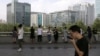 人们在中国北京的科技中心中关村（2021年8月23日）。