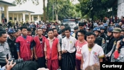 ဗိုလ်ချုပ်ကြေးရုပ်စိုက်ထူသည်ကို ကန့်ကွက်ရာမှ နိုင်လွတ်လုံဥပဒေဖြင့် တရားစွဲပြီး ထောင်ချခံခဲ့ရသည့် ကရင်နီလူငယ်ခေါင်းဆောင်များ။ (ဓာတ်ပုံ - ကရင်နီပြည် လူငယ်များသမဂ္ဂ) (နိုဝင်ဘာ ၇၊ ၂၀၁၉)