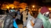 Manifestantes pro-Palestina levantan campamento en el campus de la Universidad del Sur de California el domingo 5 de mayo de 2024.