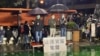 香港民众16日抗议政府征用火炭公屋骏洋邨作为检疫中心（美国之音汤惠芸）