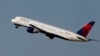 ARHIVA - Boing 757 kompanije Delta erlajns polijeće iz Tampe, na Floridi (Foto: AP/Chris O'Meara)